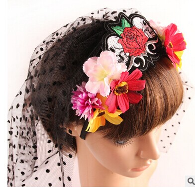 Haarreif mit Blumen und Totenkopf